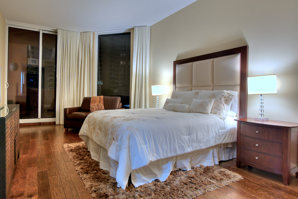 Mittelgroßes Klassisches Gästezimmer ohne Kamin mit beiger Wandfarbe und braunem Holzboden in Miami