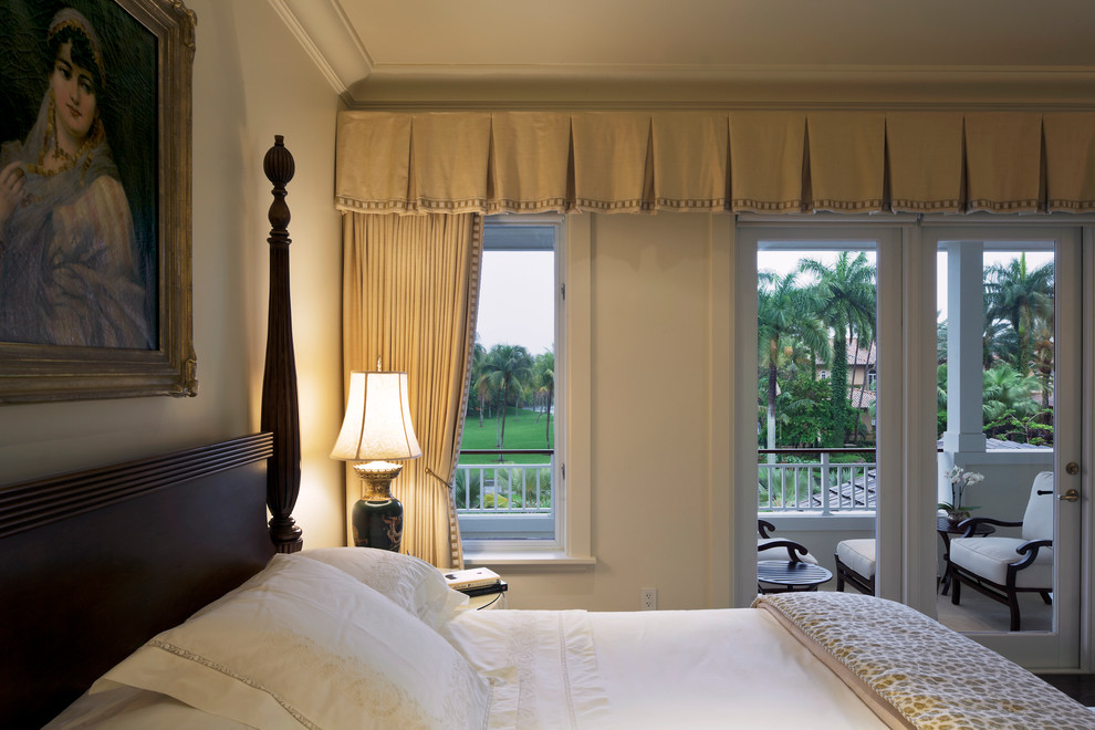 マイアミにある広いトラディショナルスタイルのおしゃれな客用寝室 (白い壁、無垢フローリング、茶色い床、三角天井、白い天井) のレイアウト