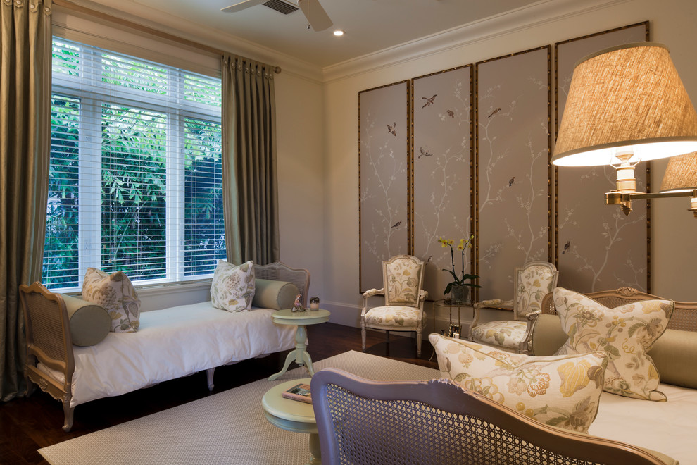 Ejemplo de habitación de invitados blanca tradicional grande con paredes beige, suelo de madera en tonos medios, suelo marrón y bandeja