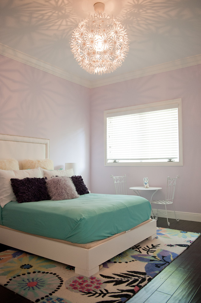 Modern inredning av ett sovrum, med lila väggar