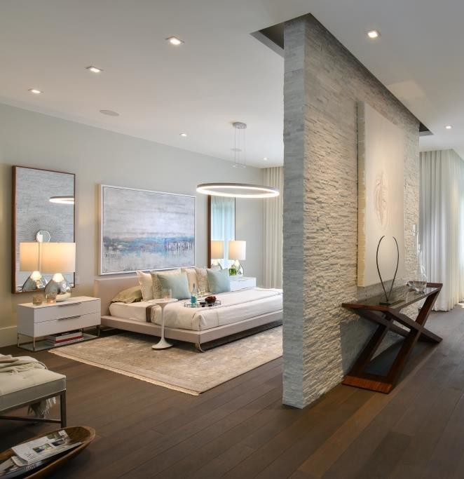 マイアミにある巨大なコンテンポラリースタイルのおしゃれな主寝室 (グレーの壁、濃色無垢フローリング、暖炉なし、茶色い床)