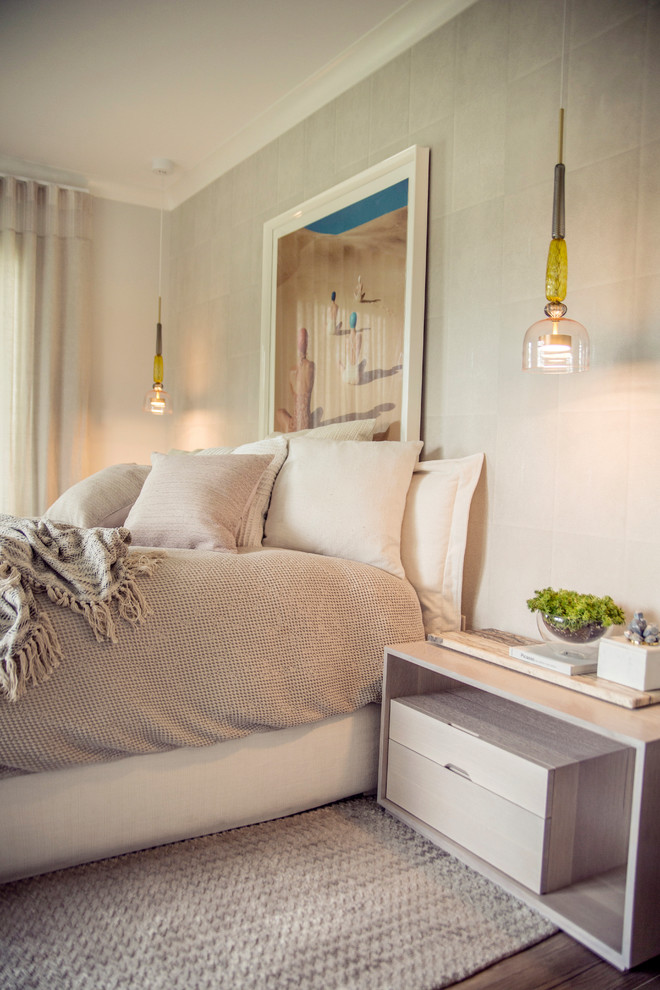 Идея дизайна: хозяйская спальня среднего размера в скандинавском стиле с бежевыми стенами, полом из керамогранита и коричневым полом