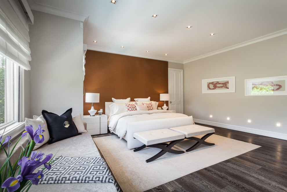Стильный дизайн: большая хозяйская спальня в стиле неоклассика (современная классика) с серыми стенами и темным паркетным полом без камина - последний тренд