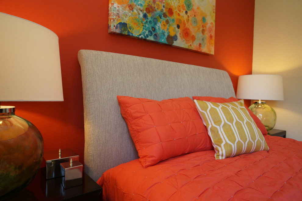 На фото: спальня среднего размера в современном стиле с оранжевыми стенами с