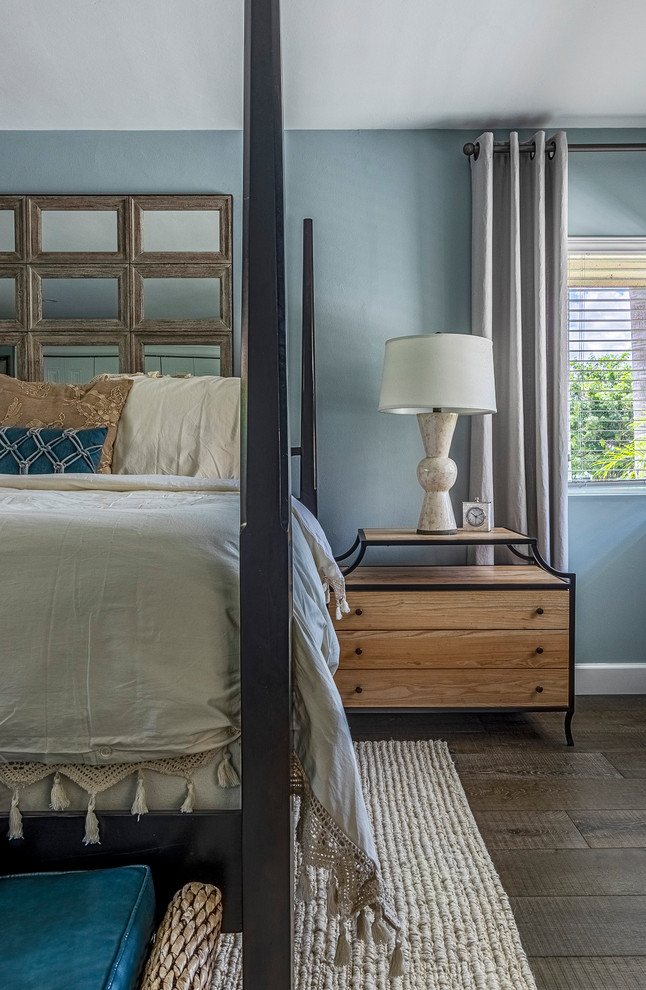 Foto de habitación de invitados costera extra grande sin chimenea con paredes azules, suelo de madera oscura y suelo marrón