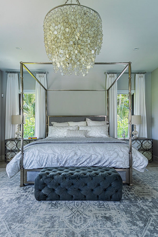 На фото: большая хозяйская спальня в стиле шебби-шик с серыми стенами, полом из известняка и серым полом без камина
