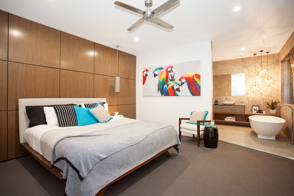 広いコンテンポラリースタイルのおしゃれな主寝室 (白い壁、カーペット敷き、グレーの床) のインテリア