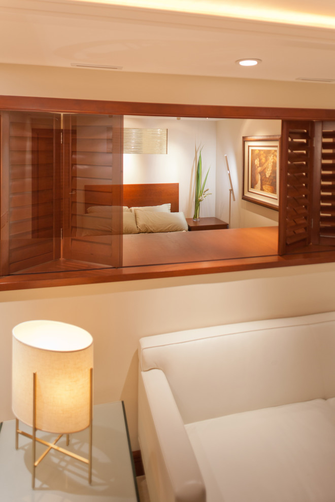 Kleines Modernes Hauptschlafzimmer mit beiger Wandfarbe in Hawaii