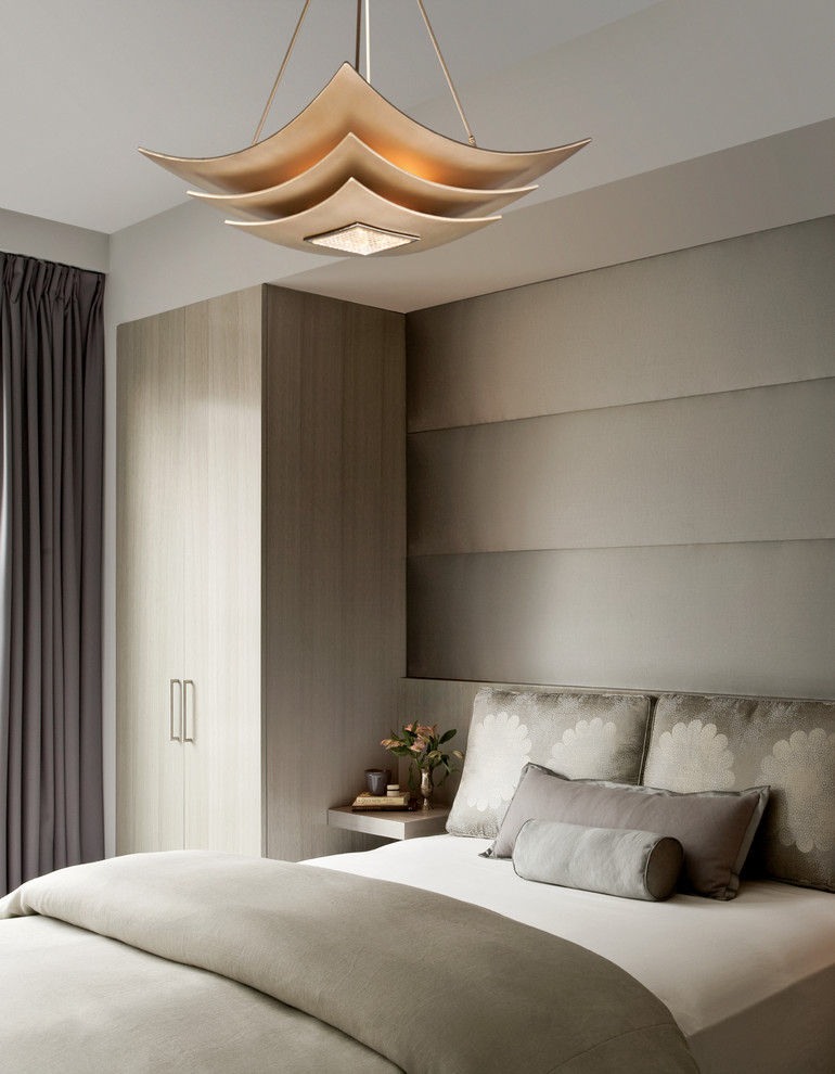 На фото: гостевая спальня (комната для гостей) в стиле неоклассика (современная классика) с серыми стенами с