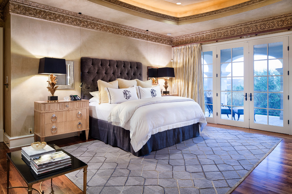 オースティンにある地中海スタイルのおしゃれな寝室 (ベージュの壁、濃色無垢フローリング、グレーとクリーム色)