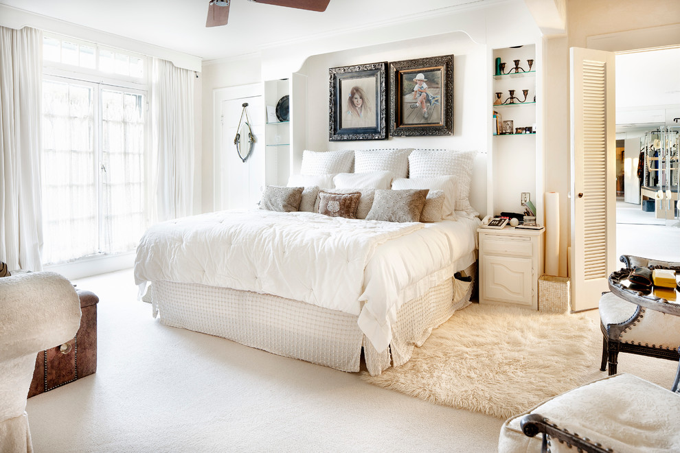 Klassisches Schlafzimmer mit beiger Wandfarbe und Teppichboden in Austin