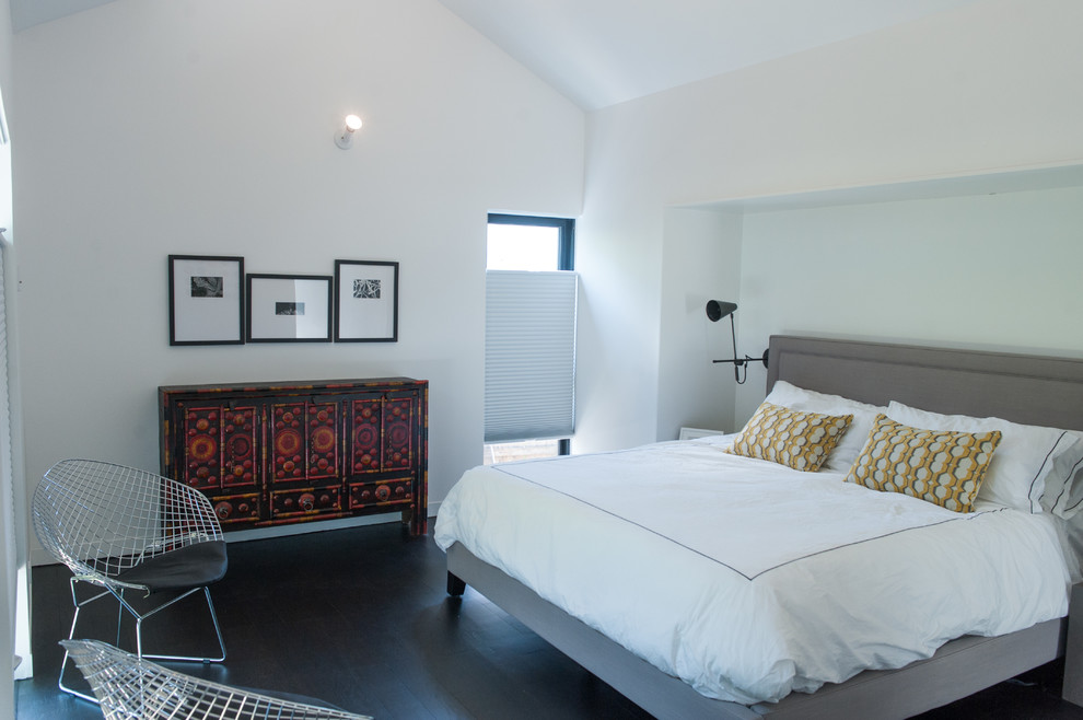 Mittelgroßes Modernes Hauptschlafzimmer mit weißer Wandfarbe, dunklem Holzboden und schwarzem Boden in Houston
