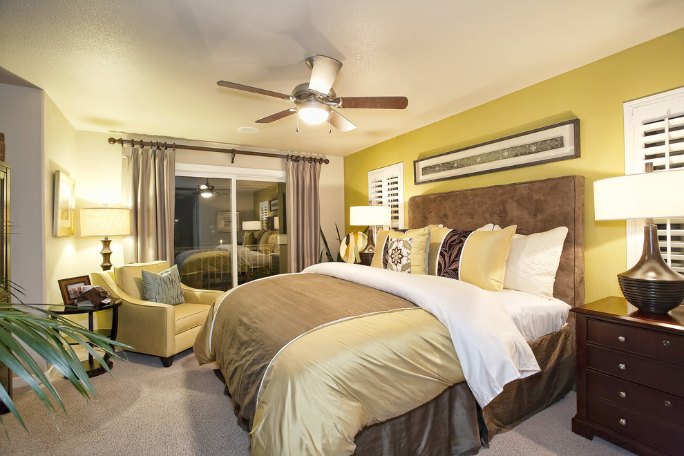 Klassisches Hauptschlafzimmer mit gelber Wandfarbe, Teppichboden und beigem Boden in Denver