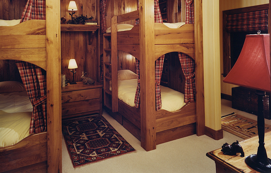 Свежая идея для дизайна: большая гостевая спальня (комната для гостей) в стиле кантри с ковровым покрытием - отличное фото интерьера