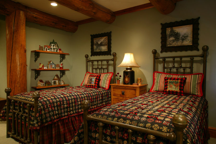 Modelo de habitación de invitados rústica de tamaño medio sin chimenea con paredes verdes, moqueta y suelo beige