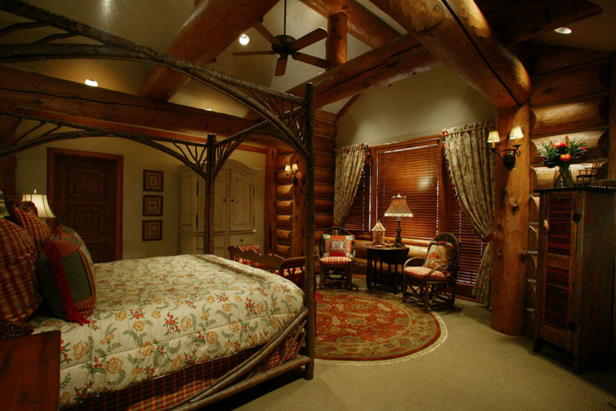 Diseño de dormitorio principal rural grande sin chimenea con paredes beige, moqueta y suelo beige