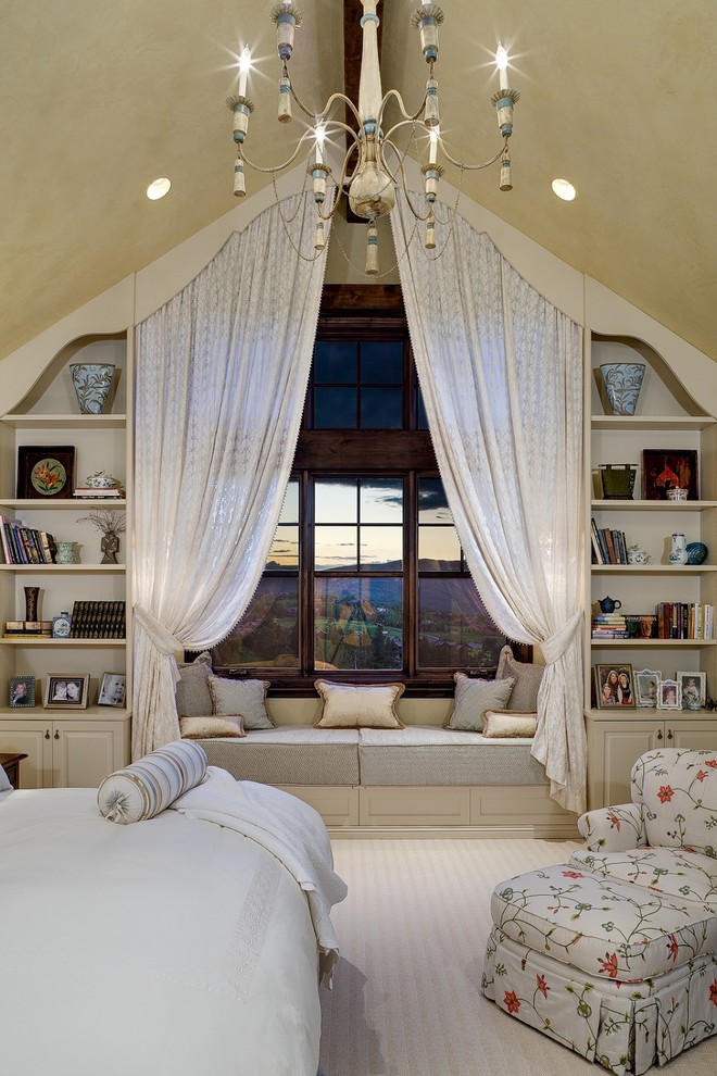 Bild på ett lantligt sovrum, med beige väggar och heltäckningsmatta
