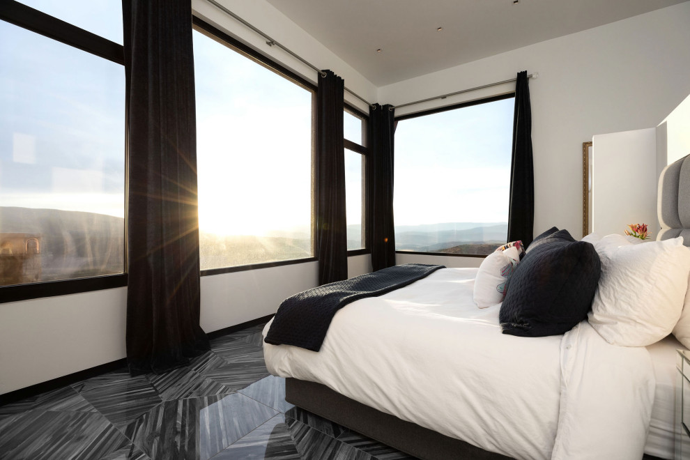 Großes Modernes Hauptschlafzimmer mit weißer Wandfarbe, grauem Boden und Marmorboden in Denver