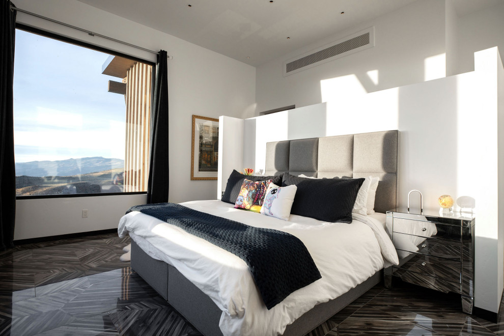 Идея дизайна: большая хозяйская, серо-белая спальня в современном стиле с белыми стенами, полом из керамической плитки и серым полом