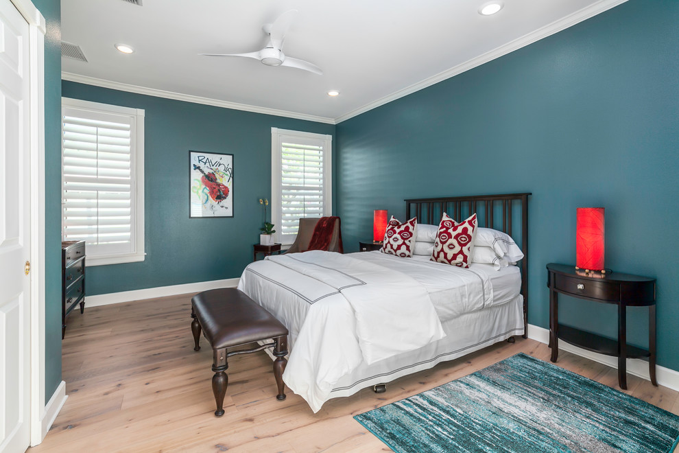 Modelo de habitación de invitados actual con paredes verdes y suelo de madera clara