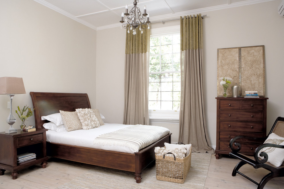 Esempio di una camera da letto classica con pareti beige