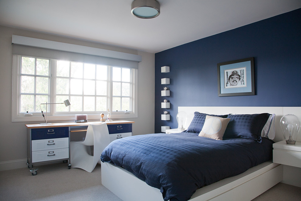 Idee per una camera degli ospiti minimal di medie dimensioni con pareti blu, moquette, nessun camino e pavimento grigio