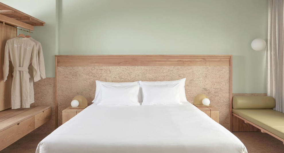 Foto de habitación de invitados actual extra grande con paredes beige, suelo de corcho y suelo beige