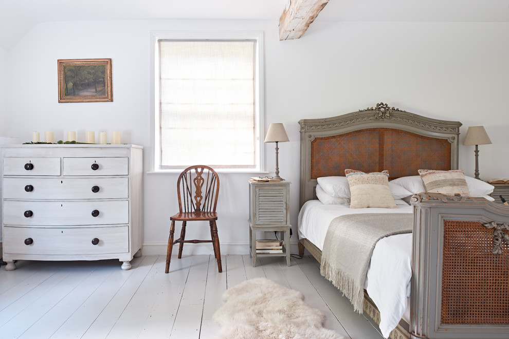 Пример оригинального дизайна: хозяйская спальня среднего размера в стиле кантри с белыми стенами, белым полом и деревянным полом