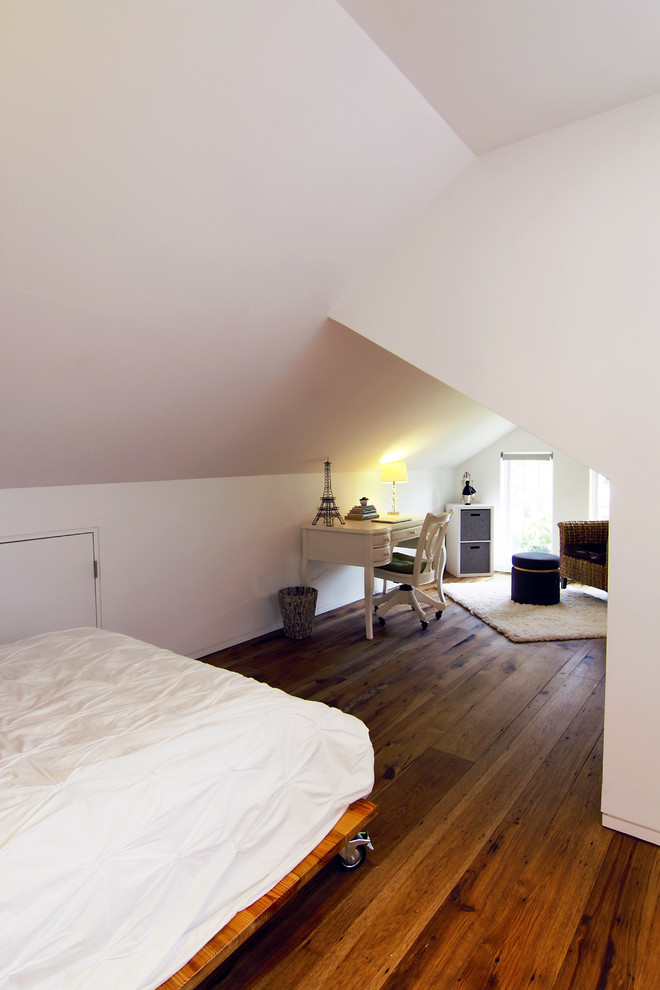 Diseño de dormitorio contemporáneo de tamaño medio con paredes blancas y suelo de madera oscura
