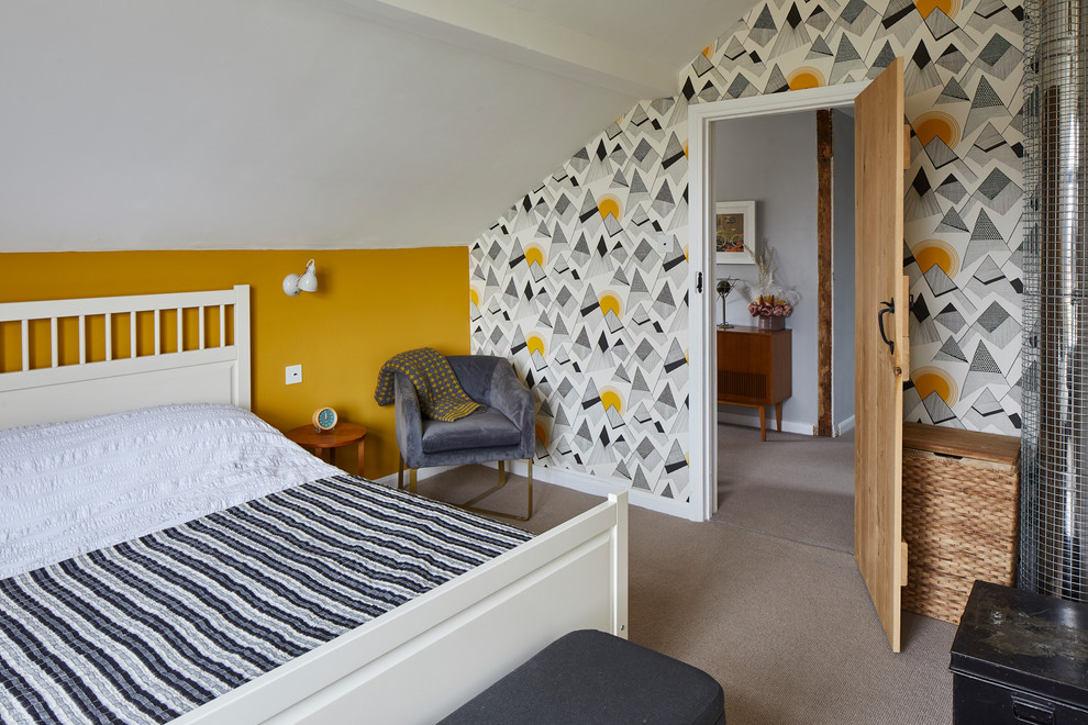 Cette image montre une chambre avec moquette rustique avec un mur multicolore et un sol gris.