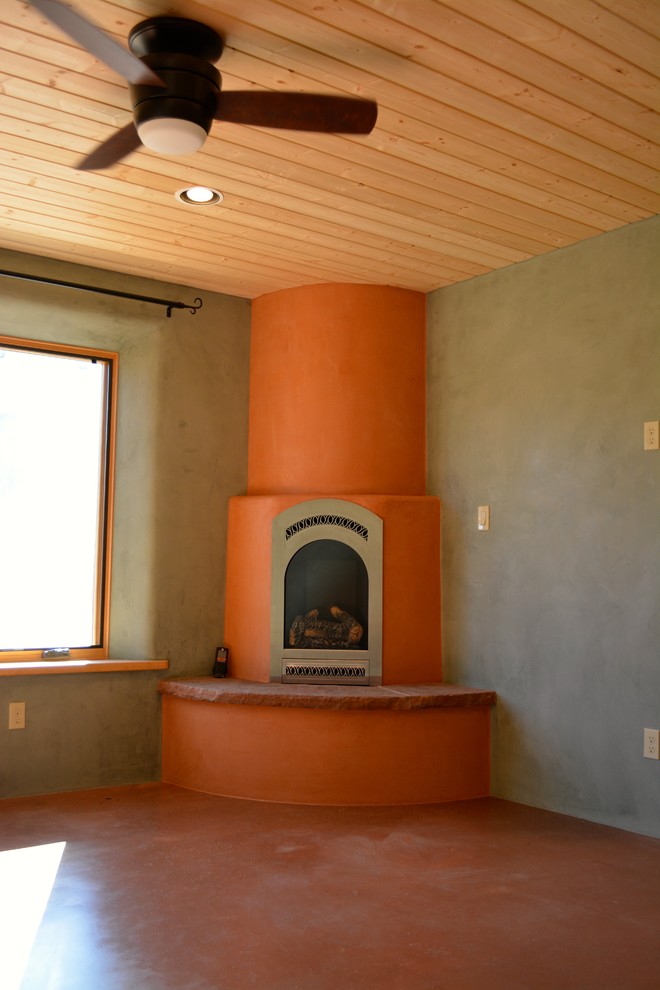 アルバカーキにあるサンタフェスタイルのおしゃれな寝室 (コーナー設置型暖炉、漆喰の暖炉まわり) のレイアウト