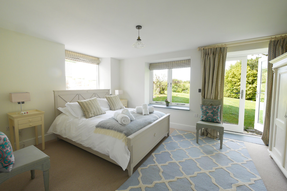 Maritimes Schlafzimmer ohne Kamin mit weißer Wandfarbe und Teppichboden in Cornwall