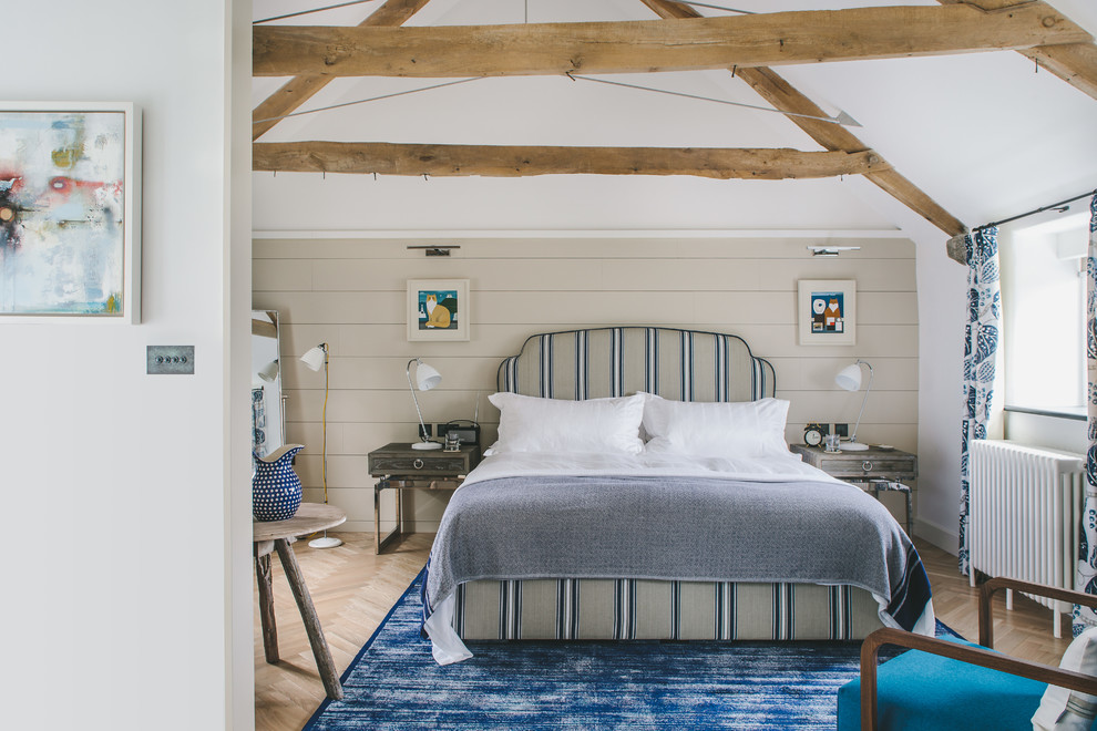 Immagine di una camera da letto stile marino di medie dimensioni con pareti beige, parquet chiaro, nessun camino e pavimento beige