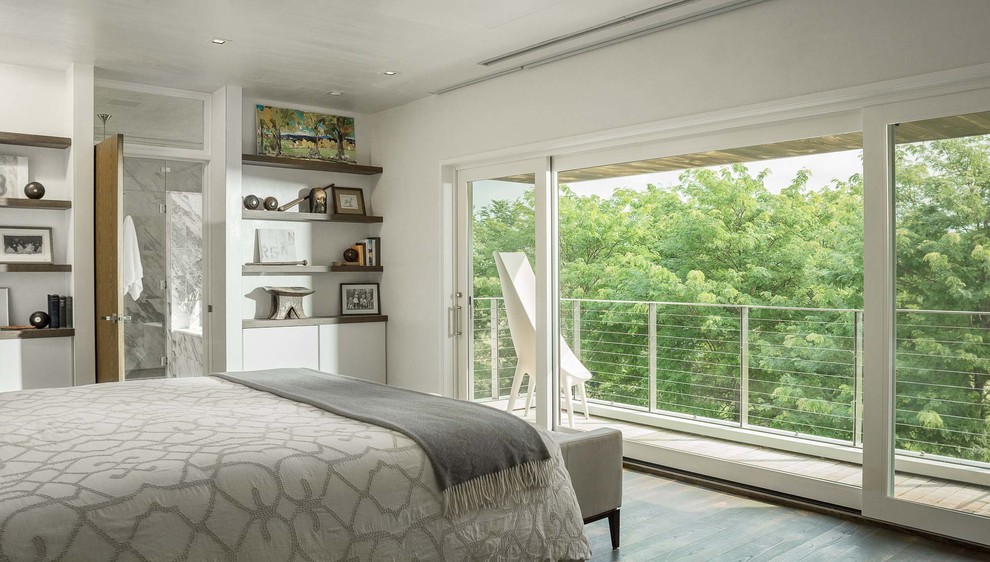 Modernes Hauptschlafzimmer mit weißer Wandfarbe, dunklem Holzboden und braunem Boden in Burlington