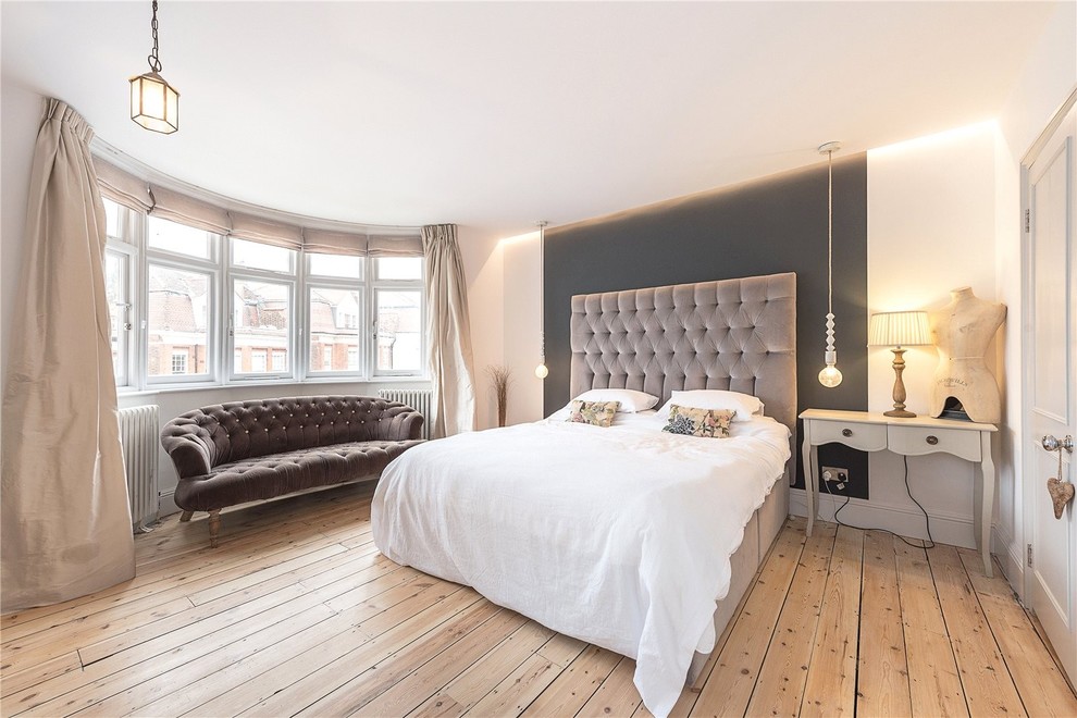 Idee per una camera da letto shabby-chic style di medie dimensioni con pareti bianche, parquet chiaro e pavimento beige