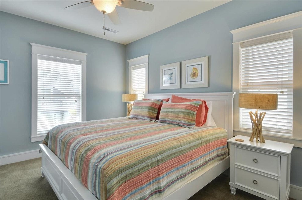 Идея дизайна: гостевая спальня среднего размера, (комната для гостей) в морском стиле с синими стенами и ковровым покрытием без камина