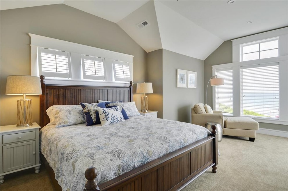 Пример оригинального дизайна: гостевая спальня среднего размера, (комната для гостей) в морском стиле с синими стенами и ковровым покрытием без камина