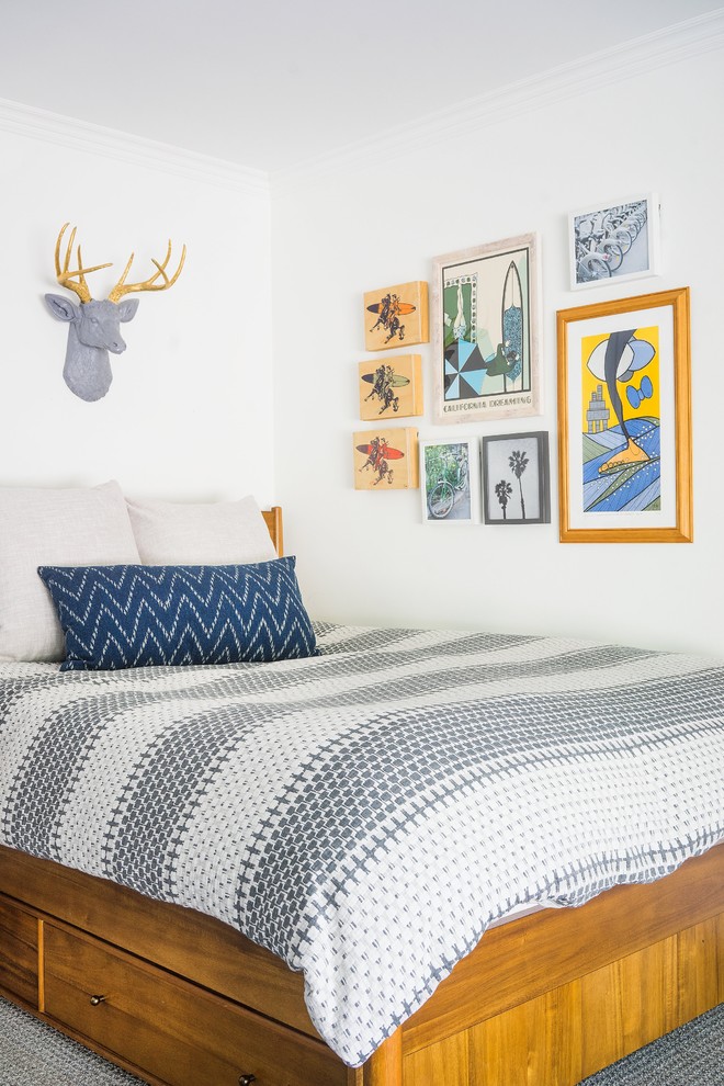 Ispirazione per una camera da letto moderna di medie dimensioni con pareti bianche, moquette e pavimento grigio