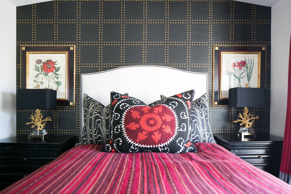 На фото: гостевая спальня среднего размера, (комната для гостей) в средиземноморском стиле с черными стенами с