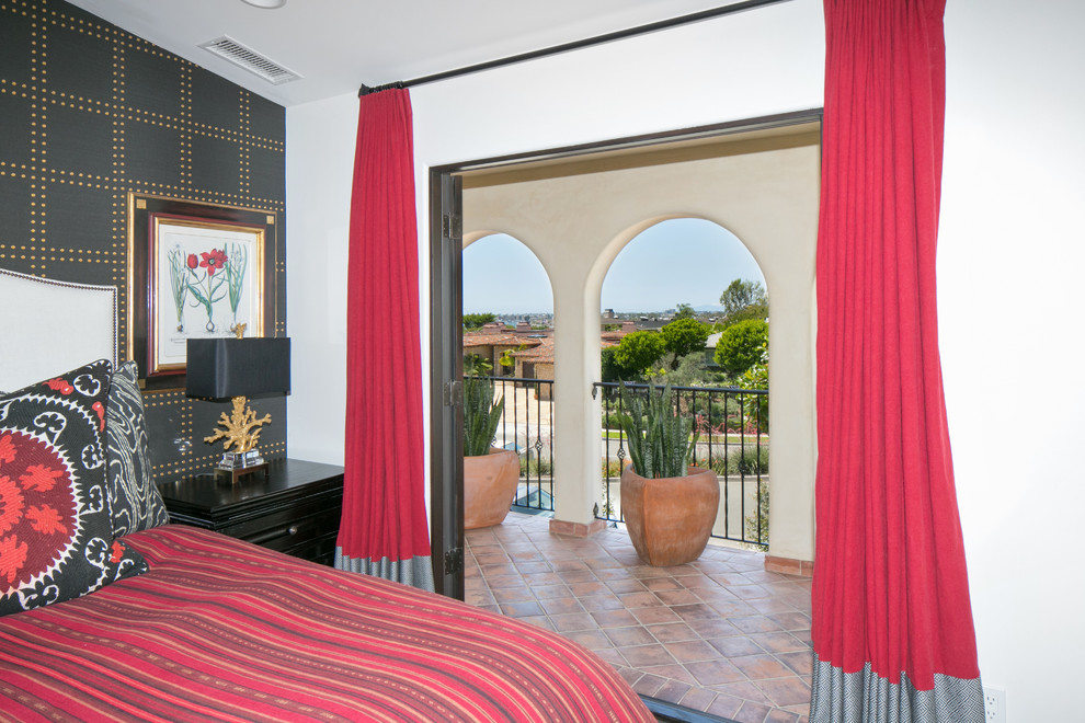 Mittelgroßes Mediterranes Gästezimmer mit schwarzer Wandfarbe in Orange County
