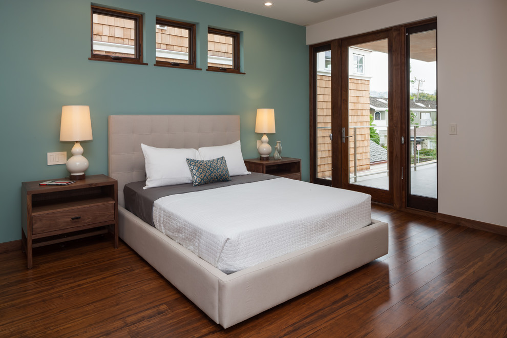 Mittelgroßes Modernes Hauptschlafzimmer ohne Kamin mit blauer Wandfarbe und Bambusparkett in Orange County
