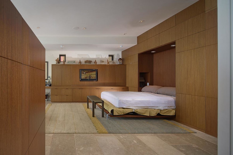 Идея дизайна: гостевая спальня (комната для гостей), среднего размера в современном стиле с белыми стенами, полом из известняка и стандартным камином