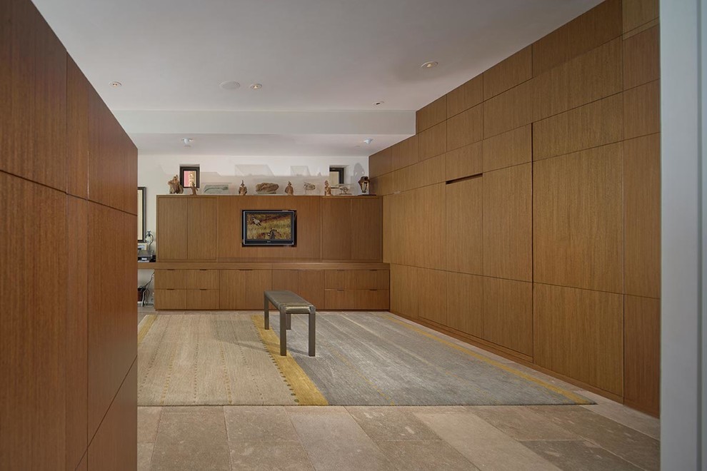 Imagen de habitación de invitados contemporánea de tamaño medio con paredes blancas, suelo de piedra caliza y todas las chimeneas