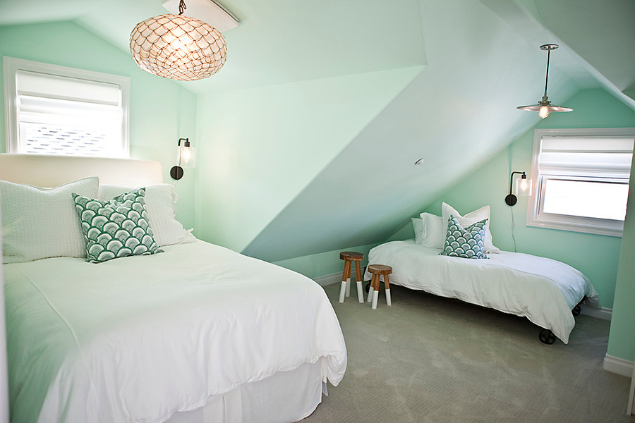 На фото: гостевая спальня среднего размера, (комната для гостей) в морском стиле с синими стенами и ковровым покрытием с