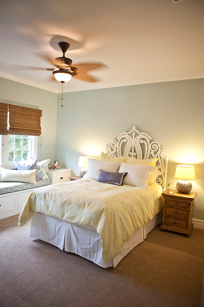 Diseño de habitación de invitados costera de tamaño medio sin chimenea con paredes azules y moqueta