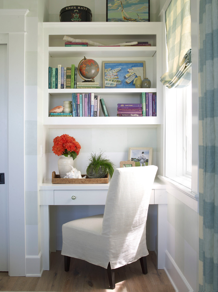 Свежая идея для дизайна: гостевая спальня среднего размера, (комната для гостей) в морском стиле с синими стенами и светлым паркетным полом - отличное фото интерьера
