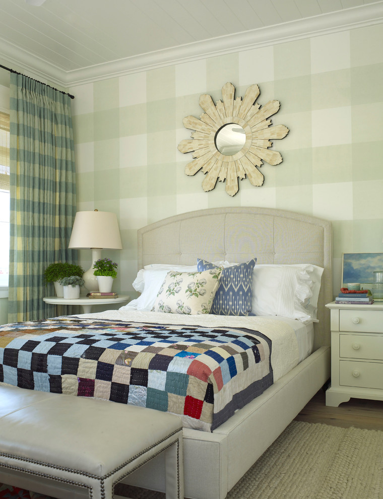 На фото: гостевая спальня среднего размера, (комната для гостей) в морском стиле с синими стенами и светлым паркетным полом