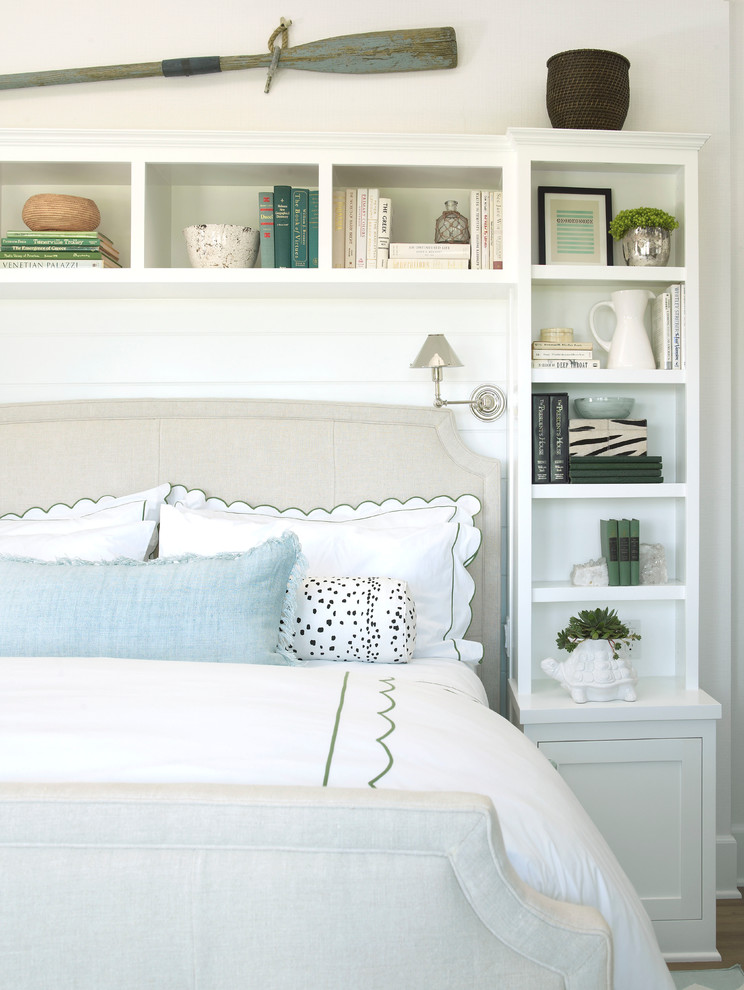 Diseño de dormitorio principal marinero de tamaño medio con paredes blancas y suelo de madera clara