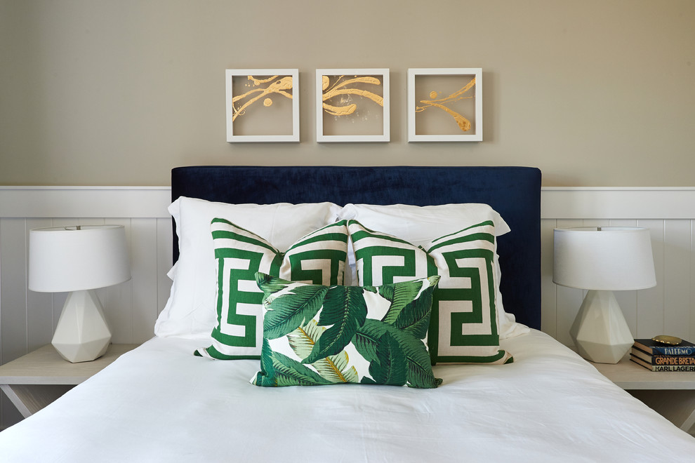 Источник вдохновения для домашнего уюта: гостевая спальня среднего размера, (комната для гостей) в стиле неоклассика (современная классика) с серыми стенами и светлым паркетным полом