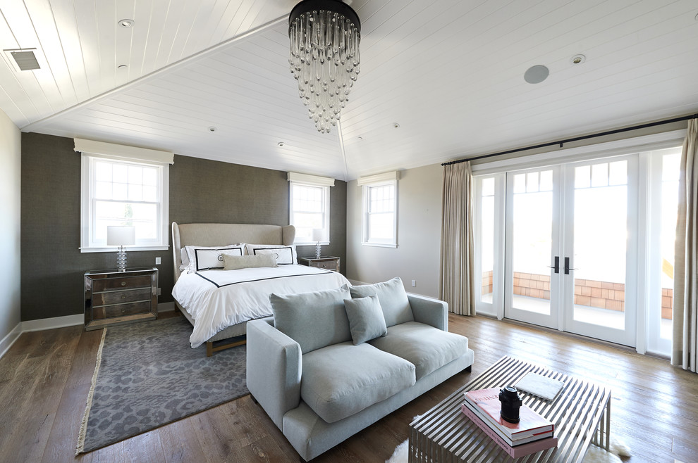 Идея дизайна: большая хозяйская спальня в стиле неоклассика (современная классика) с серыми стенами, светлым паркетным полом и стандартным камином
